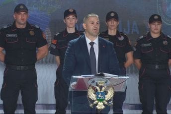 Šćepanović: Razbili smo osam organizovanih kriminalnih grupa, rasvijetlili 11 ubistava i procesuirali više od 100 lica sa crvenih Interpolovih potjernica Šćepanović: Razbili smo osam organizovanih kriminalnih grupa, rasvijetlili 11 ubistava i procesuirali više od 100 lica sa crvenih Interpolovih potjernica