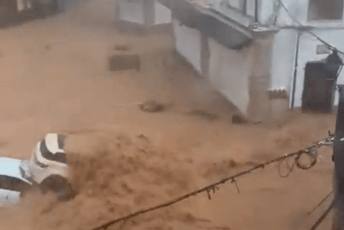 (VIDEO) Poplave u Španiji: Voda nosi sve pred sobom, poginula stogodišnjakinja (VIDEO) Poplave u Španiji: Voda nosi sve pred sobom, poginula stogodišnjakinja