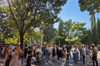 Učesnici pristižu na Prajd, počelo okupljanje (FOTO) Učesnici pristižu na Prajd, počelo okupljanje (FOTO)