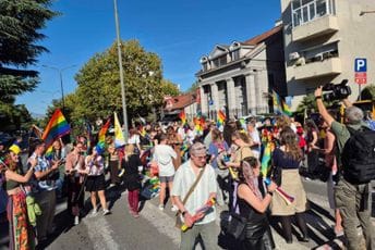 Učesnici pristižu na Prajd, počelo okupljanje (FOTO) Učesnici pristižu na Prajd, počelo okupljanje (FOTO)