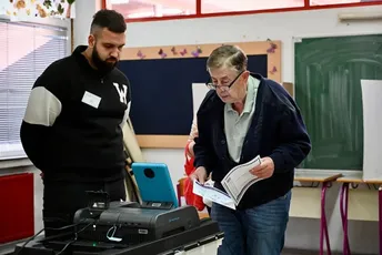Izbori u BiH: Problemi sa tehnikom na više biračkih mjesta, izlaznost manja nego prije četiri godine Izbori u BiH: Problemi sa tehnikom na više biračkih mjesta, izlaznost manja nego prije četiri godine