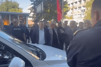Sukob policije i demonstranata ispred Skupštine Kosova, bačena i pirotehnika Sukob policije i demonstranata ispred Skupštine Kosova, bačena i pirotehnika