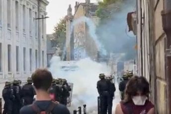(VIDEO) Haos u Francuskoj: Učesnici protesta tukli policajce, nastavnika polili benzinom...