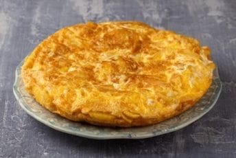 Pripremite špansku tortilju od krompira i jaja Pripremite špansku tortilju od krompira i jaja