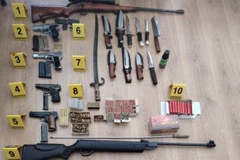 Akcija policije u Plavu: Oduzeto šest komada oružja, 584 municije, pirotehnička sredstva, djelovi od oružja Akcija policije u Plavu: Oduzeto šest komada oružja, 584 municije, pirotehnička sredstva, djelovi od oružja