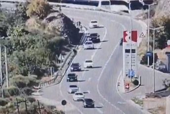 Kažnjena četiri vozača u Budvi: Dron ih snimio kako pretiču kolonu (VIDEO) Kažnjena četiri vozača u Budvi: Dron ih snimio kako pretiču kolonu (VIDEO)
