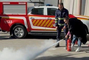 Bjelopoljski vatrogasci obučavali zaposlene u Domu starih: Učili ih kako da reaguju u slučaju požara Bjelopoljski vatrogasci obučavali zaposlene u Domu starih: Učili ih kako da reaguju u slučaju požara