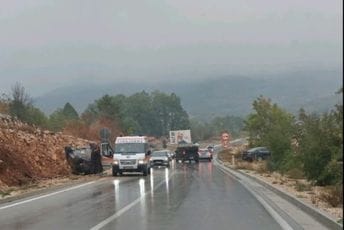 Nikšić: Vozilo izletjelo sa kolovoza na Jasenovom Polju, završilo na krovu Nikšić: Vozilo izletjelo sa kolovoza na Jasenovom Polju, završilo na krovu