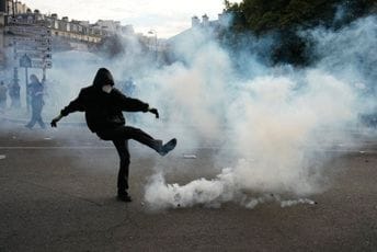 Nastavljeni protesti učenika širom Francuske: Barikade ispred škola, policija upotrijebila suzavac Nastavljeni protesti učenika širom Francuske: Barikade ispred škola, policija upotrijebila suzavac