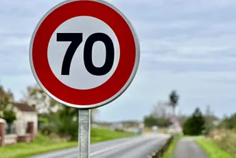 Postavio lažni znak i povećao ograničenje na 70 km/h: Radar za samo dva dana snimio 400 vozača u prekršaju Postavio lažni znak i povećao ograničenje na 70 km/h: Radar za samo dva dana snimio 400 vozača u prekršaju
