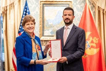 Milatović odlikovao senatorku Džin Šahin ordenom Crnogorske zastave I stepena Milatović odlikovao senatorku Džin Šahin ordenom Crnogorske zastave I stepena