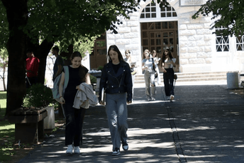 U Pljevljima samo 40 gimnazijalaca, a u Podgorici se traži mjesto više U Pljevljima samo 40 gimnazijalaca, a u Podgorici se traži mjesto više