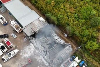 Zapalio se veliki hangar na Jazu u kome se odlažu gliseri: Vatrogasci lokalizovali požar