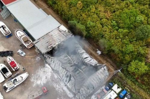 Zapalio se veliki hangar na Jazu u kome se odlažu gliseri: Vatrogasci lokalizovali požar