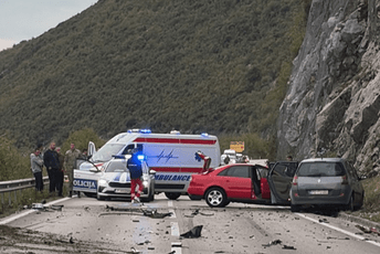 Sudar na putu Danilovgrad - Nikšić: Učestvovala četiri auta, saobraćaj je u prekidu Sudar na putu Danilovgrad - Nikšić: Učestvovala četiri auta, saobraćaj je u prekidu