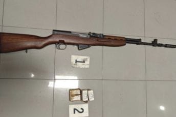 Policija pretresla kuću Beranke, kod nje pronašli poluatomatsku pušku sa 42 metka Policija pretresla kuću Beranke, kod nje pronašli poluatomatsku pušku sa 42 metka