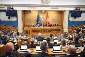Živković: Može li nas ova većina uvesti u EU ako danas sačuva predsjednika Skupštine?; Mandić: Ratko Mladić nije tema, čovjek se upokojio