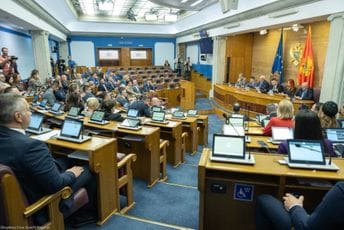 Danas nastavak sjednice Skupštine: Poslanici o promjeni Ustava i Zakonu o strancima Danas nastavak sjednice Skupštine: Poslanici o promjeni Ustava i Zakonu o strancima