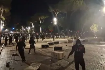 Protesti u Tirani: Uz studente ljekari, profesori, umjetnici... Protesti u Tirani: Uz studente ljekari, profesori, umjetnici...