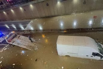 (VIDEO) Poplave u Istanbulu: Naloženo zatvaranje škola, određeno odsustvo za pojedine radnike u javnom sektoru...