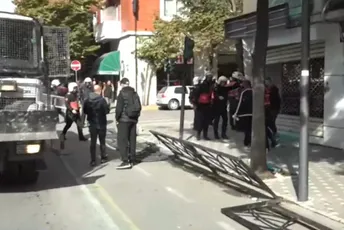 Nakon sinoćnjeg haosa: Počela nova okupljanja u Tirani, ali i u drugim albanskim gradovima Nakon sinoćnjeg haosa: Počela nova okupljanja u Tirani, ali i u drugim albanskim gradovima