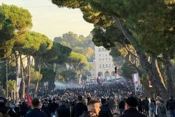 Tirana: Počeli novi sukobi, demonstranti kamenovali zgradu ministarstva, policija odgovorila Tirana: Počeli novi sukobi, demonstranti kamenovali zgradu ministarstva, policija odgovorila