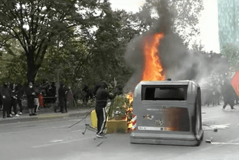 Tirana: Opet eskalirali sukobi, glavne ulice blokirane, policija bacila suzavac