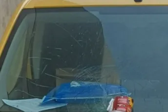 Incident u Baru: Vozilo pošte pogodili flašom ulja, pukla šoferšajbna
