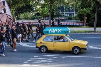 Navijači Hajduka zgrozili sve pred utakmicu sa Ajaksom: Kovčeg na Golfu i skandiranje "Gazi Židove", "ustaj Adolfe"...