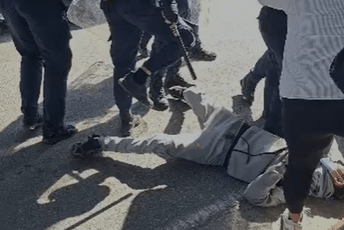 Šire se protesti u Albaniji: Mediji objavili snimak krvavog mladića na ulici u Lješu, privedenih ima u više gradova Šire se protesti u Albaniji: Mediji objavili snimak krvavog mladića na ulici u Lješu, privedenih ima u više gradova