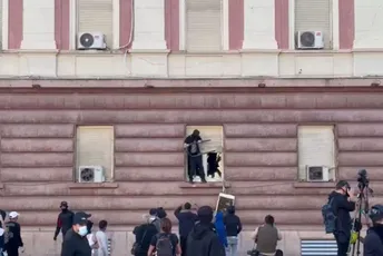 Tirana: Demonstranti lome prozore na Skupštini, žele da upadnu unutra, u blizini bilo i eksplozija Tirana: Demonstranti lome prozore na Skupštini, žele da upadnu unutra, u blizini bilo i eksplozija
