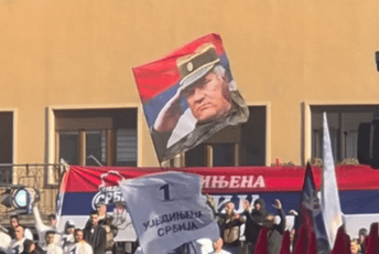 Novi Sad: Na skupu Vučićevih pristalica istaknuta zastava s Mladićevim likom