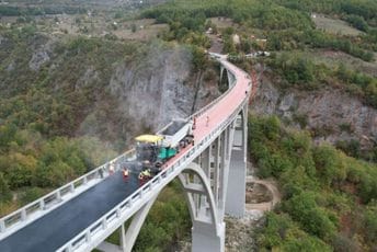 (FOTO) Bemax počeo asfaltiranje mosta na Đurđevića Tari