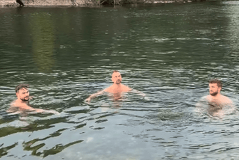 (VIDEO) Košarkaš i treneri Slovana iznenadili potezom: Pred duel sa Budućnost Volijem okupali se u Morači