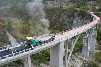 (FOTO) Od planina do mora: Bemax i nedjeljom punom parom radi na važnim saobraćajnicama