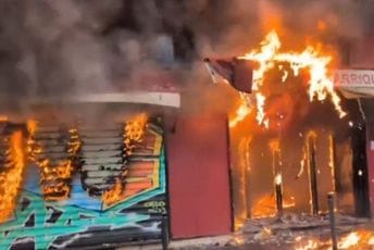 (VIDEO) Haotično u Francuskoj: Demonstrant preminuo, opljačkane luksuzne prodavnice