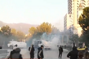 I danas haotično u Tirani: Demonstranti bacaju molotovljeve koktele na policiju I danas haotično u Tirani: Demonstranti bacaju molotovljeve koktele na policiju