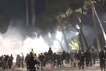 (VIDEO) Dramatično u Tirani: Žestoko se sukobili se demonstranti i policija, zapaljene prostorije MUP-a, gorjeli i kontejneri....