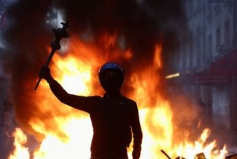 "Izgubili smo kontrolu nad protestima": Makron odbio ostavku ministra, u Marseju zabrana okupljanja, blokiran Luvr