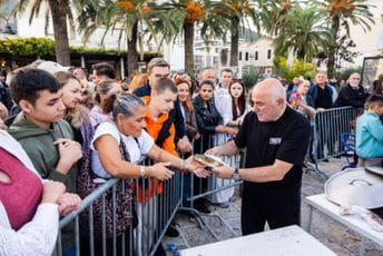 (FOTO) Mnogobrojni turisti i mještani uživali u 59. Danu širuna (FOTO) Mnogobrojni turisti i mještani uživali u 59. Danu širuna