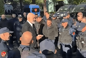 Rama: Pređena crvena linija, situacija se više ne može smatrati studentskim protestom; Mladi na sjeveru Albanije pokušali da zapale zgradu opštine (VIDEO) Rama: Pređena crvena linija, situacija se više ne može smatrati studentskim protestom; Mladi na sjeveru Albanije pokušali da zapale zgradu opštine (VIDEO)