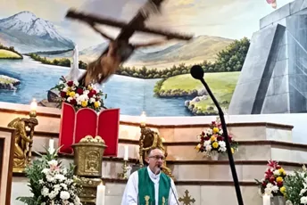 Tragedija tokom prenosa uživo: Krst pao i usmrtio sveštenika u toku mise Tragedija tokom prenosa uživo: Krst pao i usmrtio sveštenika u toku mise