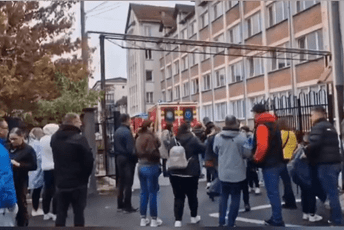 Učenik nožem napao nastavnicu i vršnjaka u školi u Rumuniji: Sumnja se da je napad najavio na TikToku Učenik nožem napao nastavnicu i vršnjaka u školi u Rumuniji: Sumnja se da je napad najavio na TikToku
