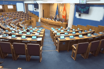 Za sad ništa od glasanja: Skupštinska sala skoro prazna, sjednica nastavljena Za sad ništa od glasanja: Skupštinska sala skoro prazna, sjednica nastavljena