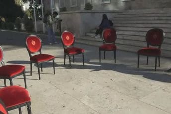 Tirana: Rama iznio stolice ispred zgrade Vlade Tirana: Rama iznio stolice ispred zgrade Vlade