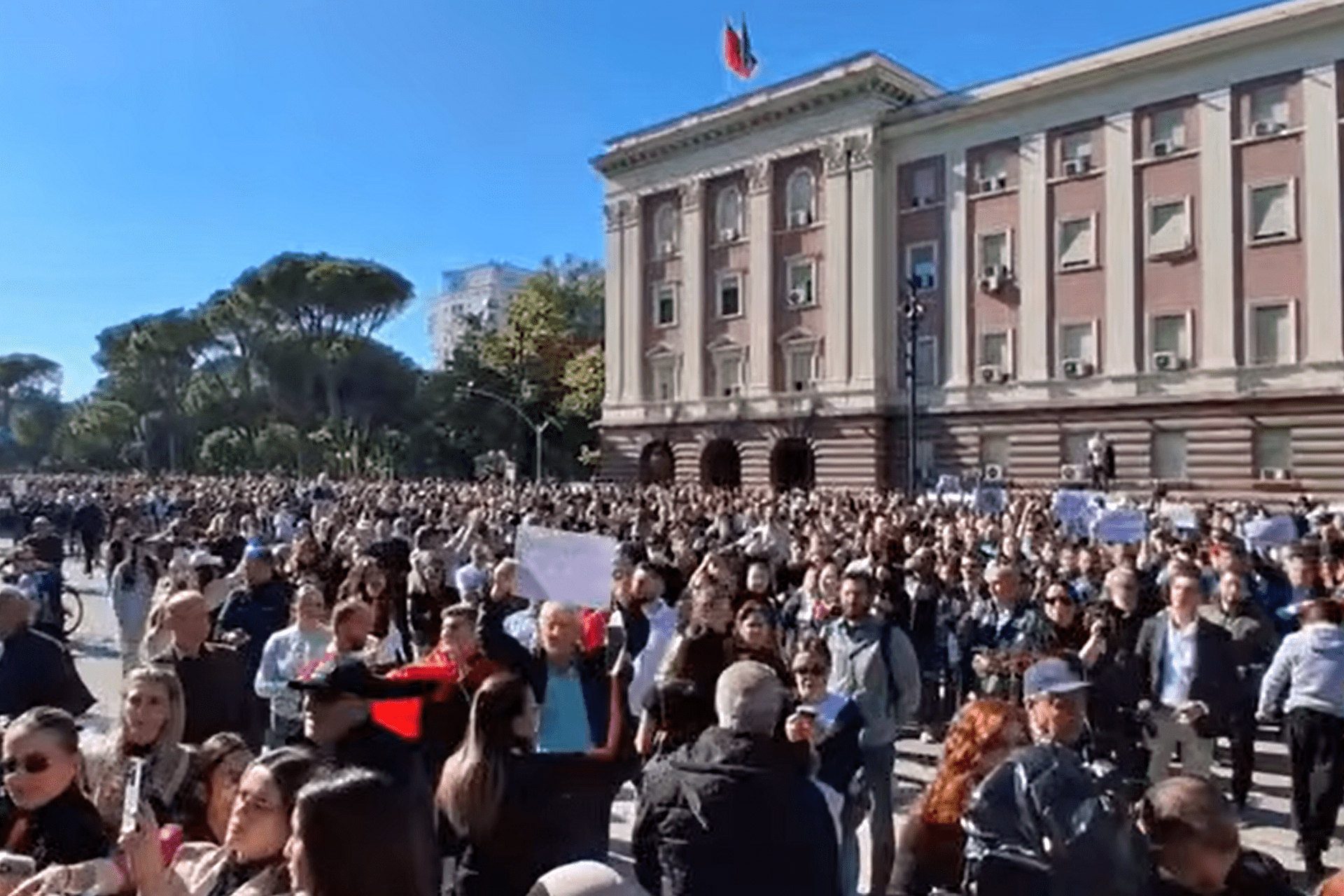 Fotografija 1: Demonstranti pobacali Ramine stolice: Novi skup u Tirani, studente podržali i profesori