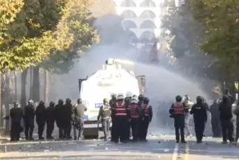 Opet neredi u Tirani: Demonstranti se sukobili sa policijom, upotrijebljen i suzavac