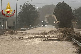 Nepogode u Italiji: Stradala jedna osoba, putevi pod vodom, vjetar čupao stabla i nosio krovove Nepogode u Italiji: Stradala jedna osoba, putevi pod vodom, vjetar čupao stabla i nosio krovove