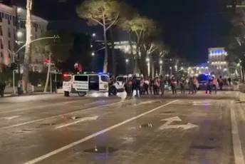 Nove tenzije u Tirani: Demonstranti Molotovljevim koktelima i kamenicama gađaju sjedište Vlade