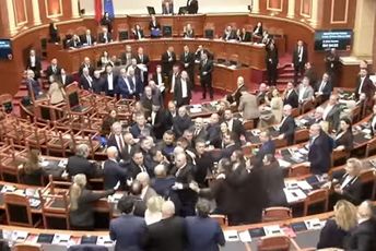 Haos u albanskom parlamentu: Potukli se poslanici (VIDEO) Haos u albanskom parlamentu: Potukli se poslanici (VIDEO)